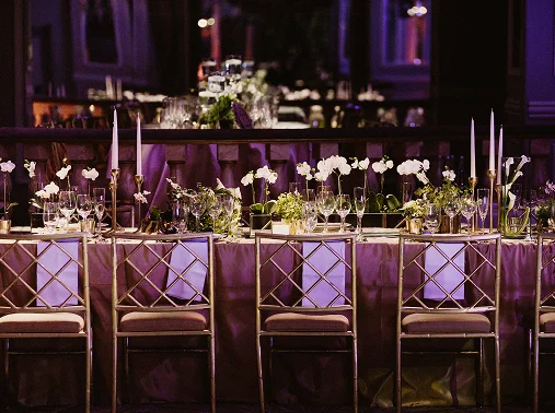 Accueillez vos convives dans un lieu aménagé selon vos besoins.